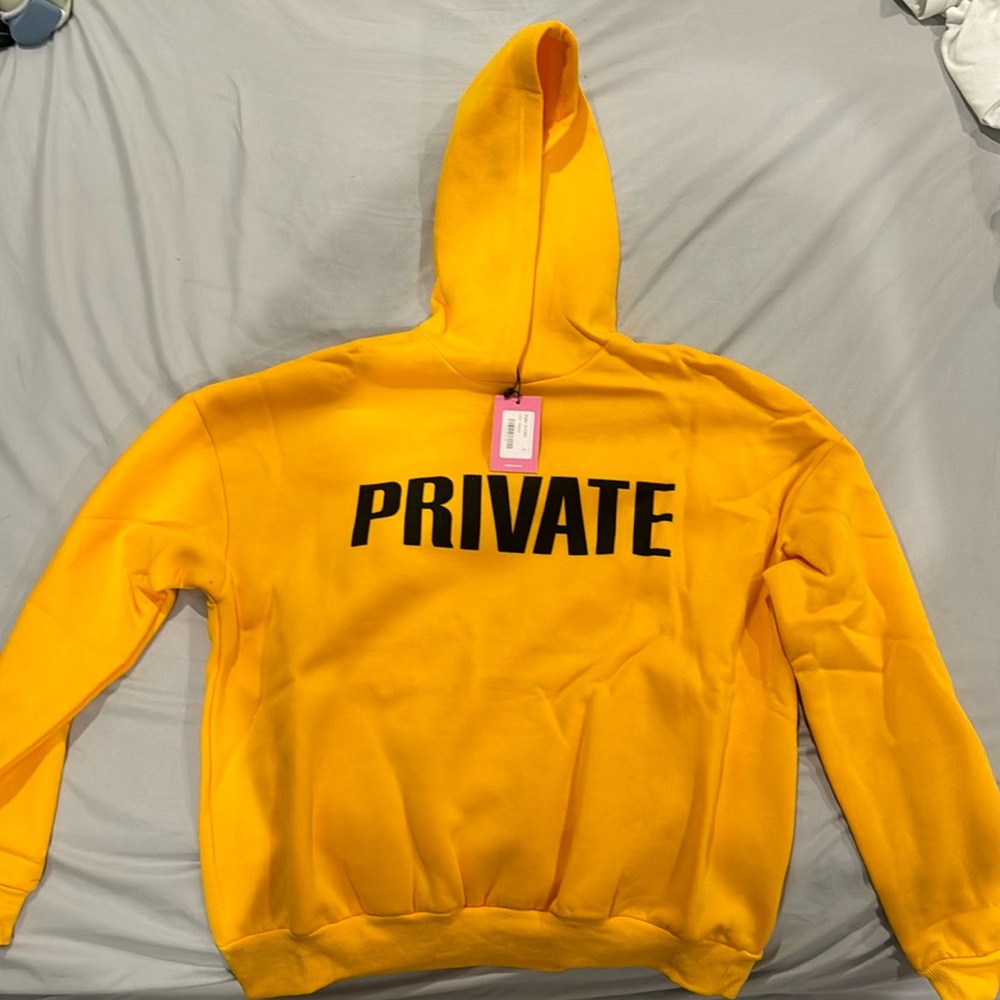 EDIKTED Sweatshirt (NEW WITH TAGS) 💛